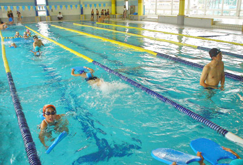 A swimming pool with 6 lanes