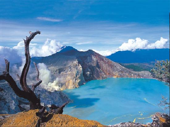 Ijen-crater-in-banyuwangi.jpg