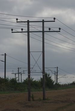 Poteau avec armements à tige