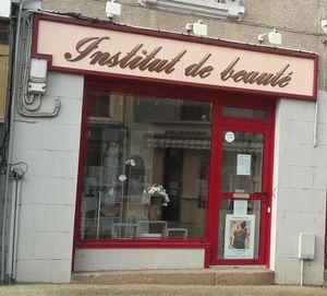 Devanture d'un institut de beauté en France