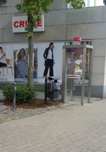 Telefonkabine ohne Tür.png