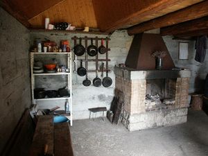 Interior de una cabaña silvestre