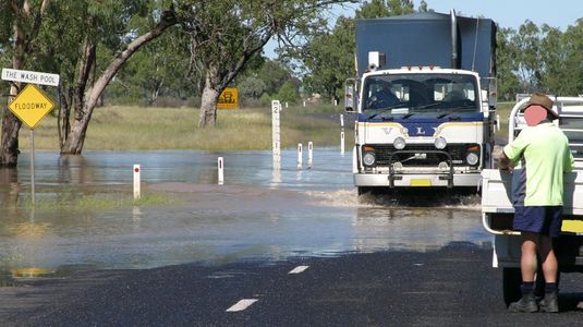 Panneau et échelle de mesure (jusqu'à 2 mètres) sur la route de Gwydir lors d'une inondation, à l'est de Moree (1).