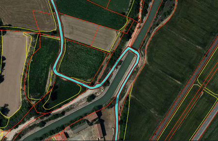 SIGPAC polygons are generated from cadastre and imagery: landuses in yellow; parcels in red.