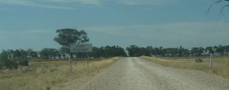 Panneau indiquant d'entrée d'une route inondable au sud de Barellan, dans la plaine inondable de Mirrool Creek (1).