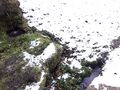 Fontaine alimentée par un trop-plein d’une des chambres (installation atypique) ; l’eau du fossé sort d’un trop-plein (dans l’ombre sur la photo)