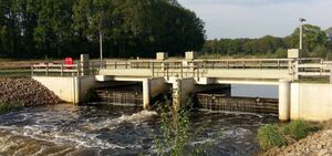 A movable (height-adjustable) weir