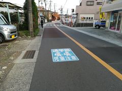 道路路面に「通学路」の表示